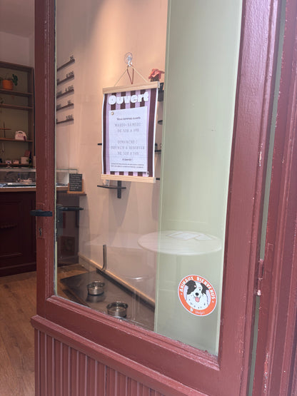 Sticker vitrine Animaux Bienvenus résistant UV, collaboration Tobalgo x Amour Poilu, sur porte