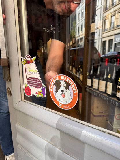Sticker vitrine Animaux Bienvenus résistant UV, collaboration Tobalgo x Amour Poilu, collé sur vitrine
